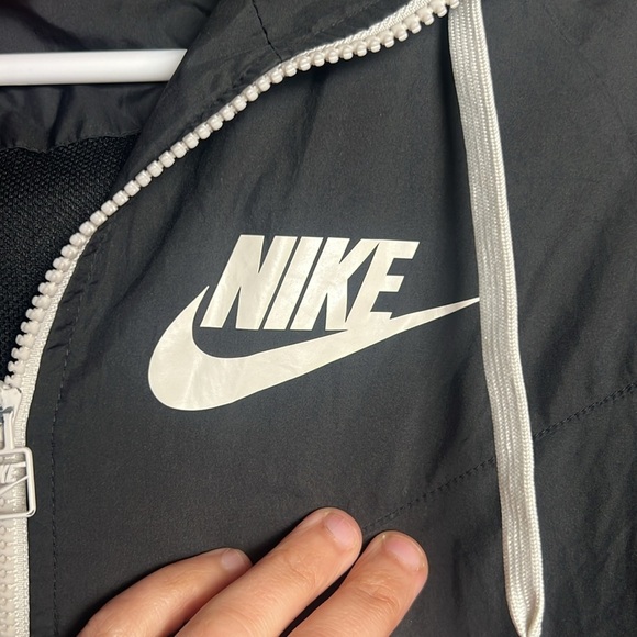 Nike Women’s Sportswear Windrunner jacket size small - Picture 3 of 6